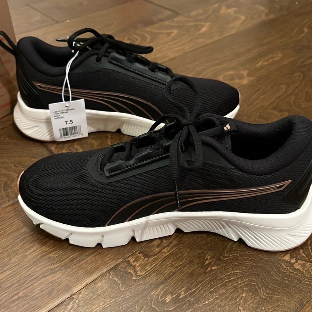 Women’s puma shoes. NWT.